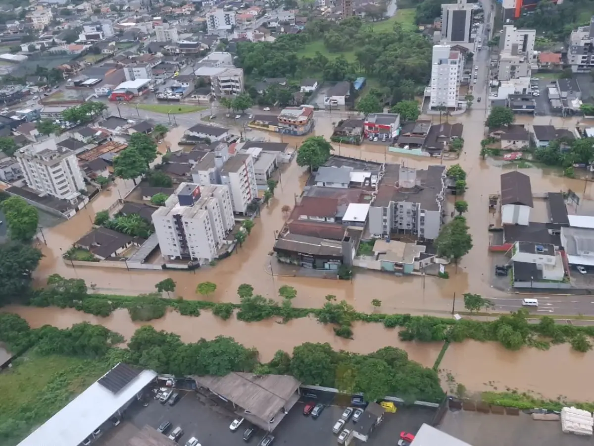 Chuva intensa causa alagamentos e inundações em Santa Catarina