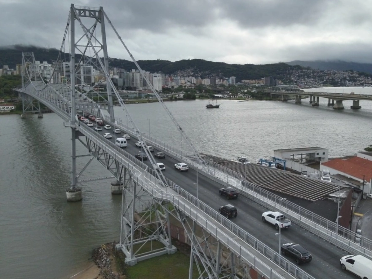 Começam os testes de mão única para horários de pico na Ponte Hercílio Luz