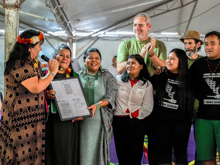 No evento, a Funai entregou ao povo Guarani o registro em cartório da Terra Indígena Morro dos Cavalos | Foto: Mre Gavião/Ascom MPI