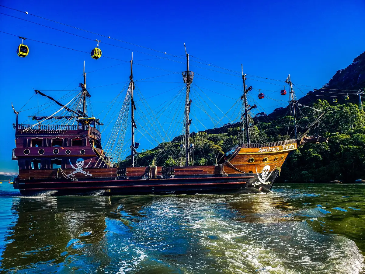 Barco Pirata - Passeio de Barco - Escuna - Scuna - Atrações turísticas - Turismo em Balneário Camboriú - BC - Costa Verde e Mar - Santa Catarina - SC