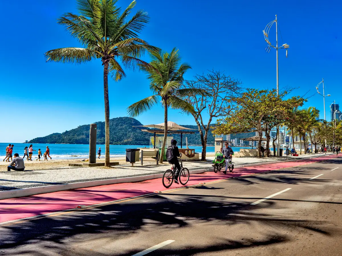 Calcadão central com ciclofaixa - Avenida Central - Atrações turísticas - Turismo em Balneário Camboriú - BC - Costa Verde e Mar - Santa Catarina - SC