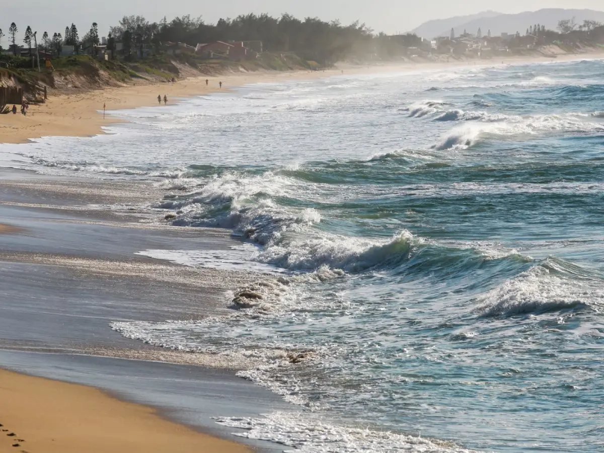 Ciclone extratropical em Santa Catarina provoca mar agitado e riscos de ressaca