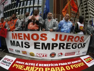Protestos contra a alta taxa de juros ganham força em São Paulo