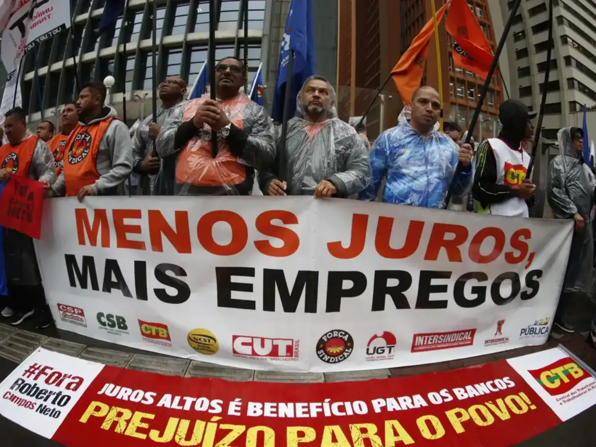 Protestos contra a alta taxa de juros ganham força em São Paulo