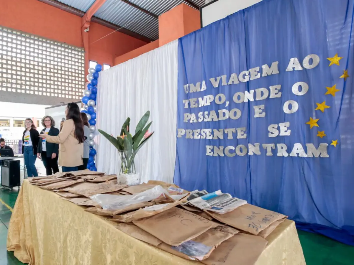 Abertura de cápsula do tempo em Escola de Joinville