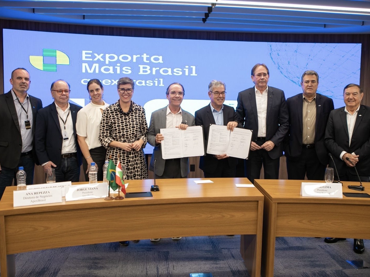 Sebrae e ApexBrasil Parceria entre Sebrae e ApexBrasil anuncia novo ciclo do Programa de Qualificação para Exportação (PEIEX) Programa Exporta mais Brasil