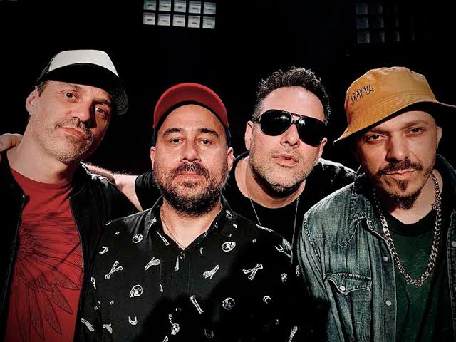 Prepare-se para um rolê épico! No dia 4 de outubro, a Comunidade Nin-Jitsu, referência na mistura de Rock com Hip-Hop, vai abalar o palco da Caixa em Blumenau. A banda promete um show insano e exclusivo para os fãs.