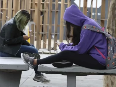 Possível restrição ao uso de celulares nas escolas tem apoio de educadores