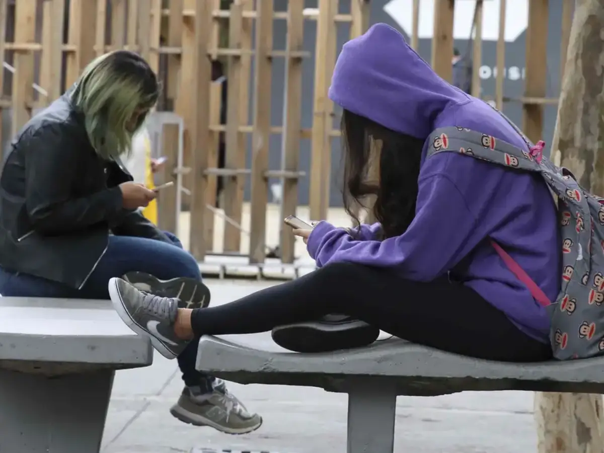 Restrição do uso de celulares nas escolas tem apoio de educadores 