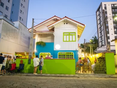 Novo hostel-café de Blumenau promete encantar turistas e moradores com conceito criativo ao lado da Vila Germânica