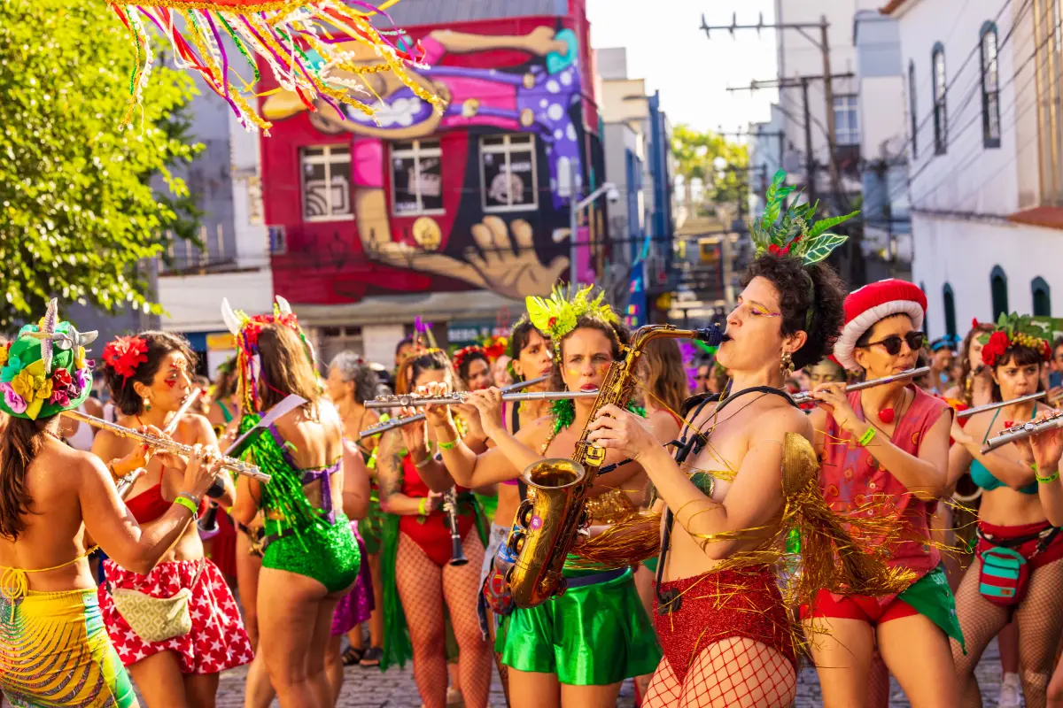 Bloco Filhas e Filhes de Eva homenageia saxofonista Silvia Beraldo em cortejo no Parque Linear do Córrego Grande