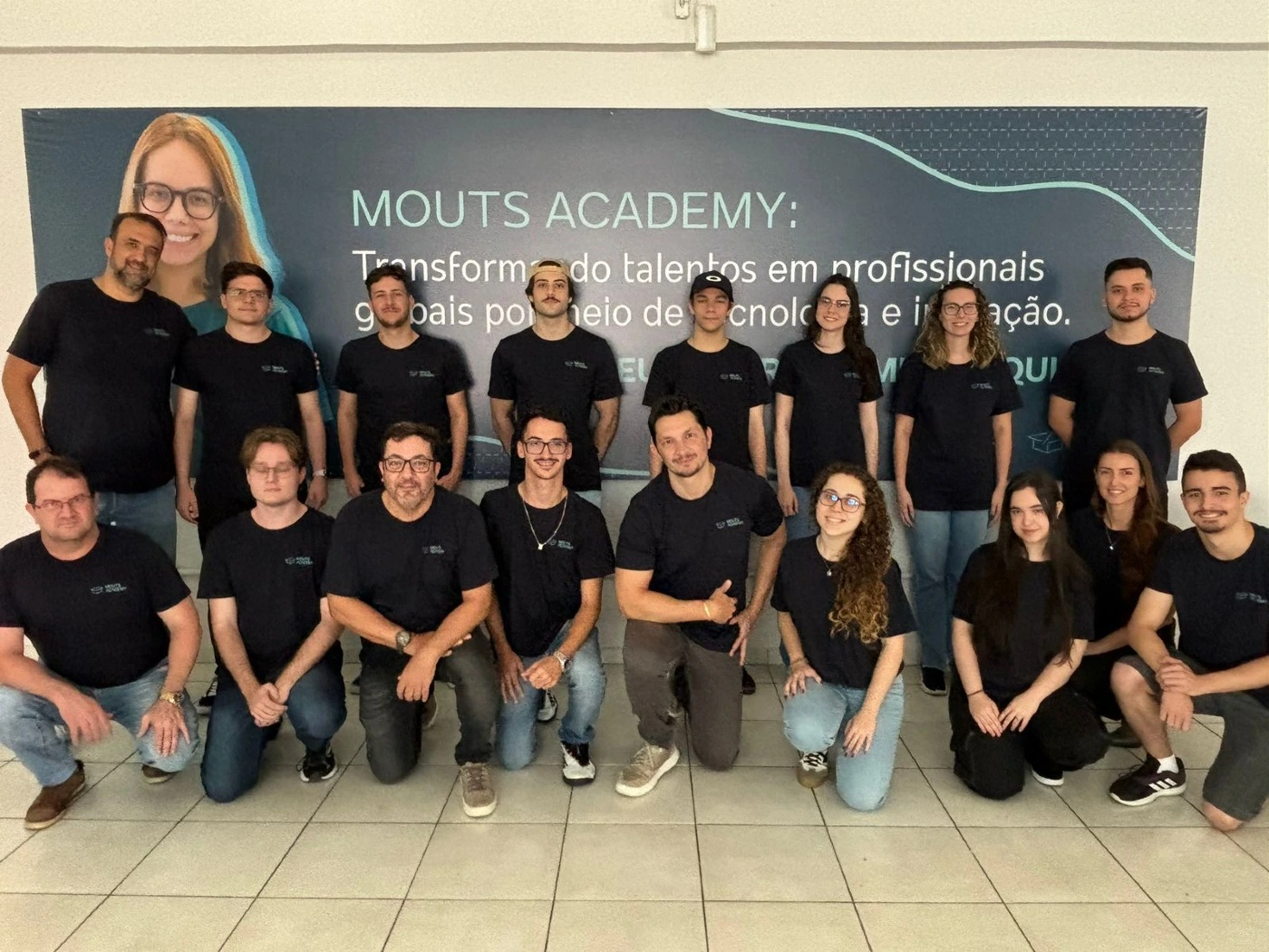 O Mouts Academy oferece capacitação remunerada em TI, preparando jovens para o mercado com módulos de C#, Web e TrakSYS, com foco em inovação e empregabilidade.