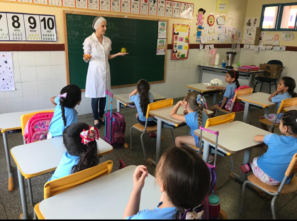 A nutricionista Leandra Nunes em sala de aula, com as crianças da escola em que atua em Indianápolis (MG). Foto: Arquivo pessoal 