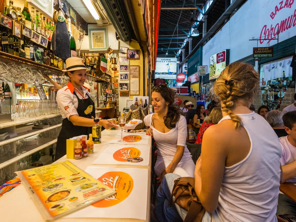 Crescimento recorde de turistas internacionais impulsiona pequenos negócios no setor