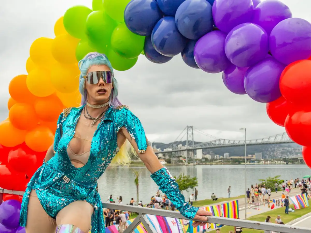 Parada do Orgulho LGBTI+ de Florianópolis 2024 vai trazer cores e luta por direitos para a Beira-Mar Continental e expectativa é reunir 100 mil pessoas