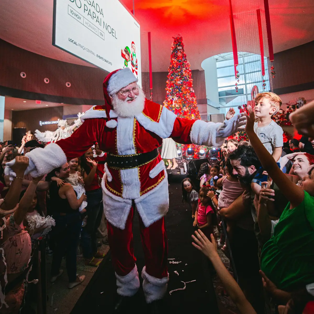 Encontros com Papai Noel, musicais temáticos e atividades interativas encantam famílias na programação de Natal do Continente Shopping