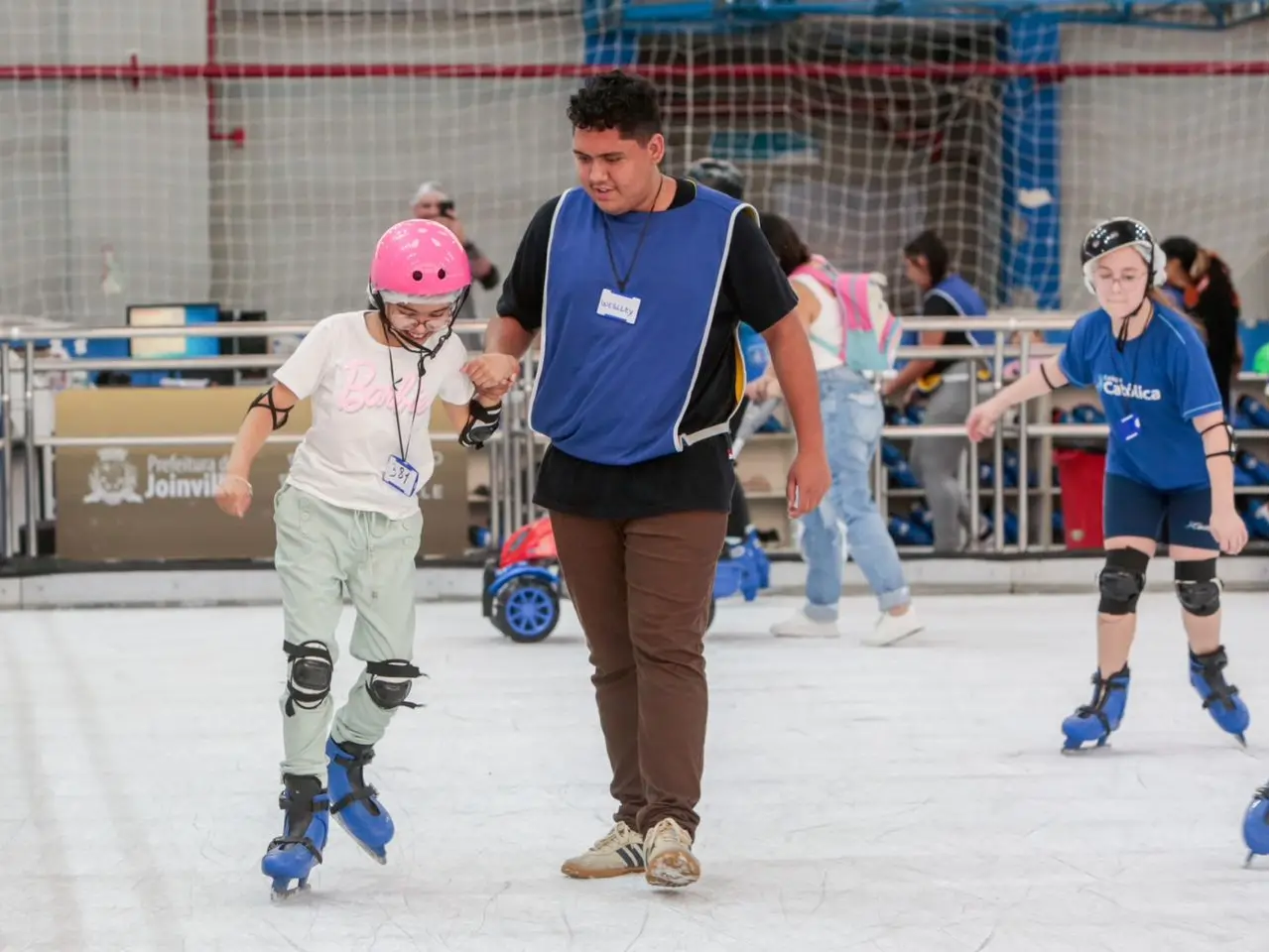 Pista de patinação no gelo em Joinville é atração de Natal gratuita para todas as idades