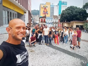 Roteiro de Arte Urbana em Floripa está na lista de 100 experiências para o turista vivenciar no Brasil em 2025 da Embratur - Santa Catarina aprova projeto que regulamenta a profissão de guia de turismo Projeto que regulamenta a profissão de guia de turismo em Santa Catarina foi aprovado na ALESC