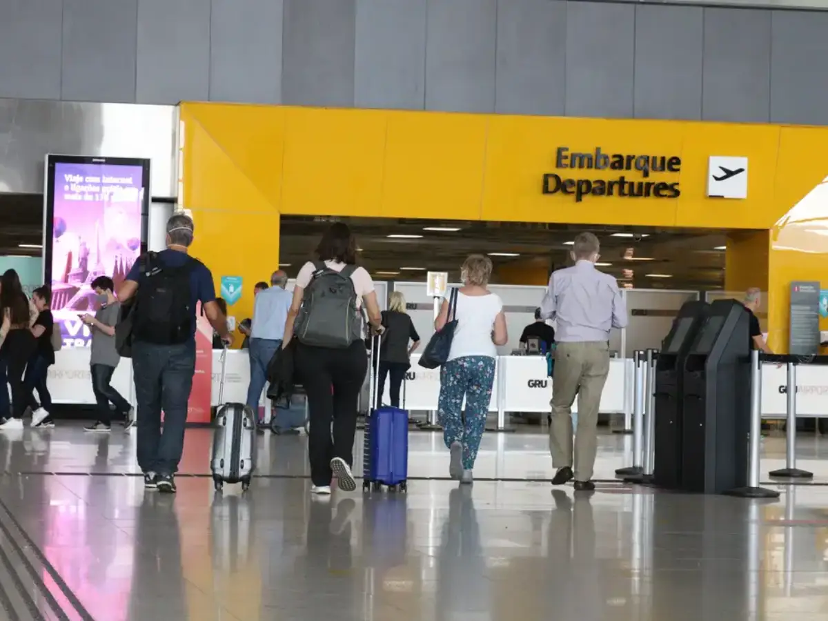 Passagens aéreas por R$200: vinte mil aposentados já compraram passagens pelo Programa Voa Brasil