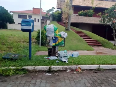 Acúmulo de lixo em Jurerê gera preocupações durante o período festivo