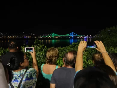 Retorno da iluminação cênica da Ponte Hercílio Luz marca momento histórico em Santa Catarina