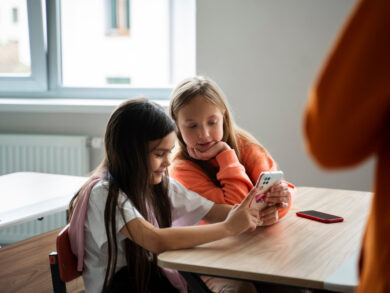 Uso de celulares nas escolas é foco de debate no Brasil