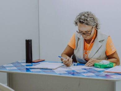 Voluntários promovem saúde mental de mulheres e adolescente