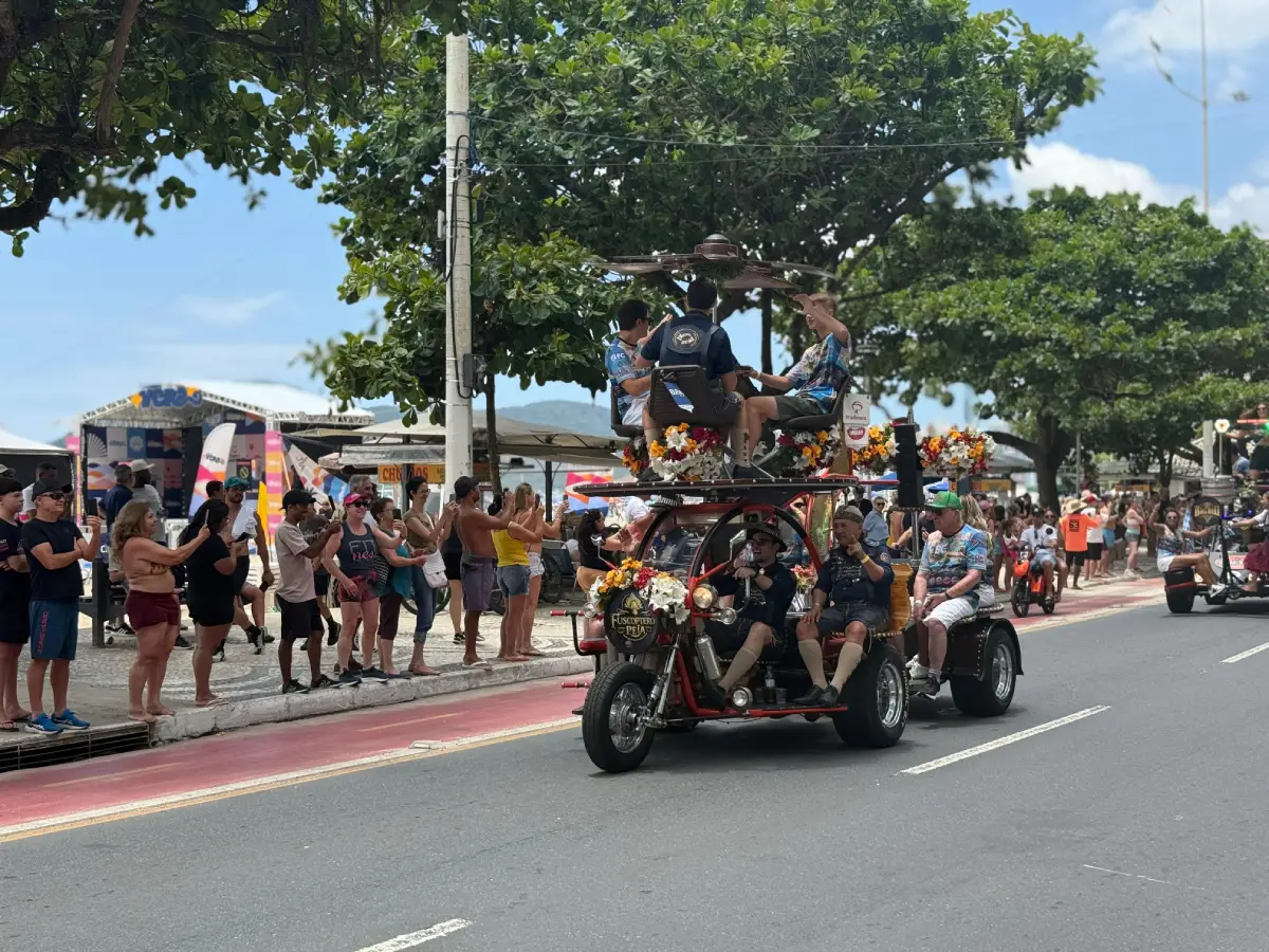 Planetapéia em BC: desfile reúne milhares de espectadores na orla da praia central