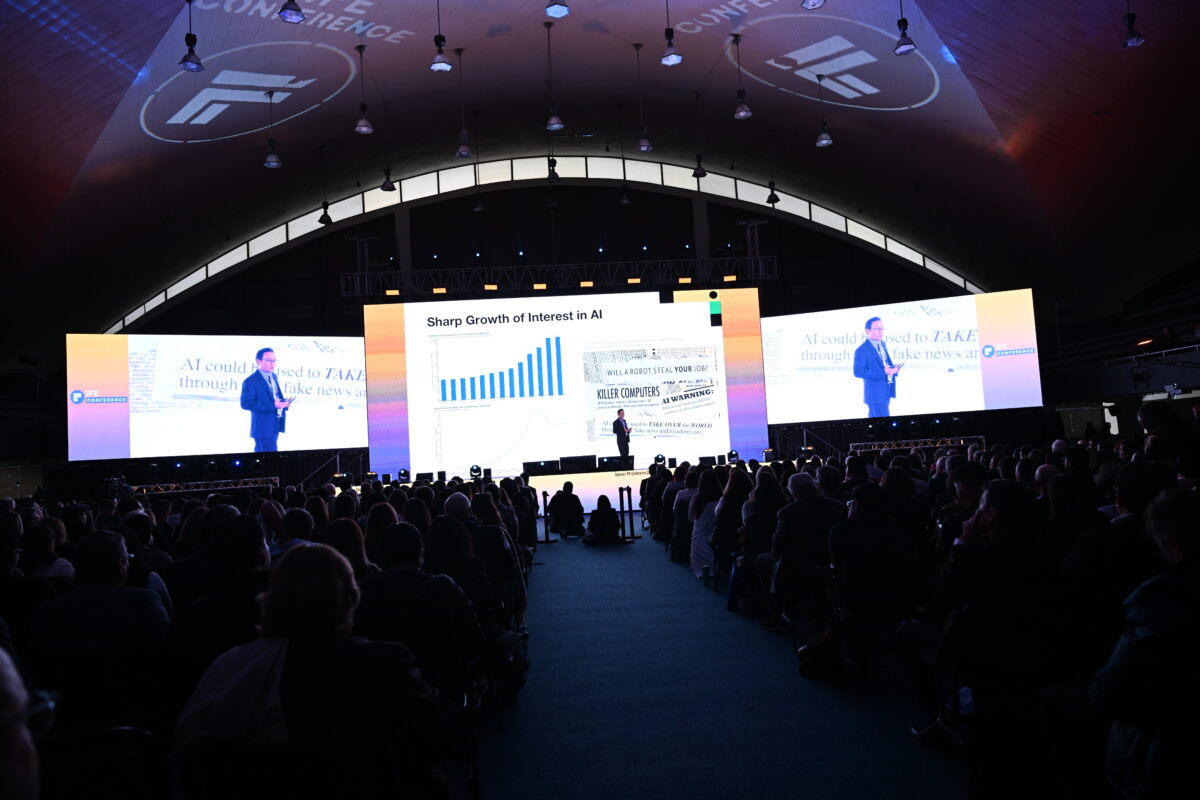 Sessão de abertura da IFE Conference 2025 no Tecnológico de Monterrey, onde líderes da educação global discutem o futuro da aprendizagem por meio da inovação e da tecnologia.