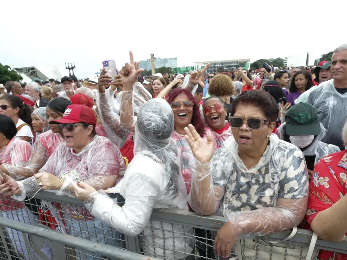 Manifestantes comemoram democracia na Praça dos Três Poderes