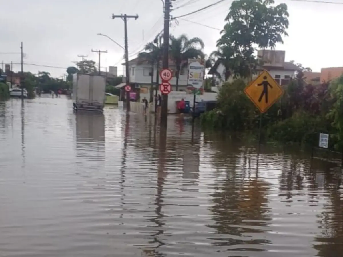 Florianópolis está em situação de emergência após chuvas intensas, deslizamentos e alagamentos