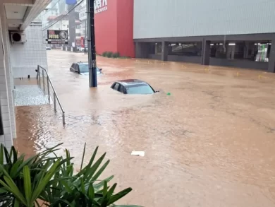 10 municípios decretam situação de emergência em Santa Catarina após fortes chuvas, alagamentos e deslizamentos