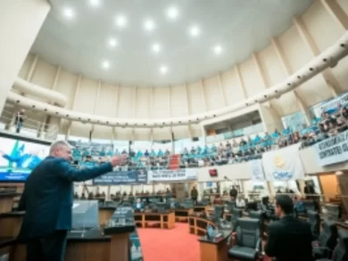 Servidores da Celesc se manifestam em defesa do caráter público da empresa durante sessão