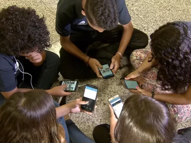 MEC lança guias sobre uso de celulares em ambiente escolar escolas