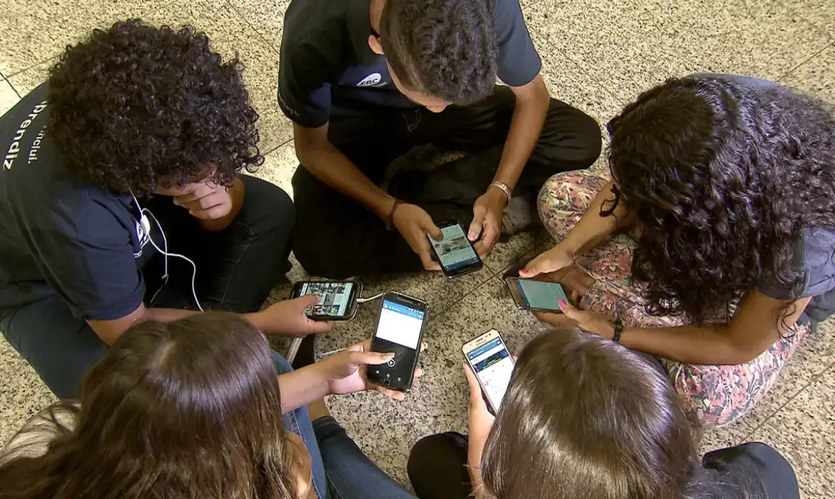 MEC lança guias sobre uso de celulares em ambiente escolar escolas