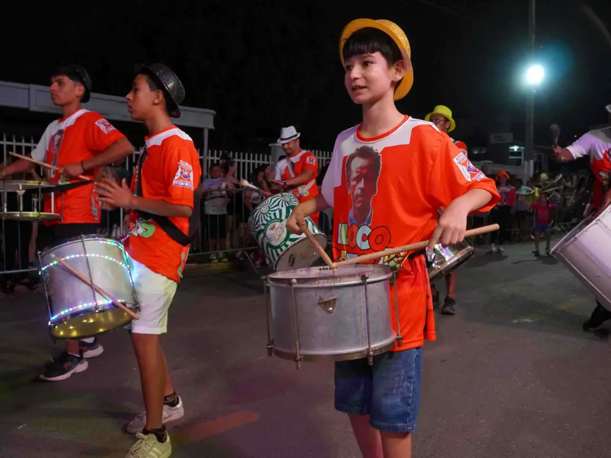 Lages revive o carnaval de rua: multidão celebra cultura e alegria no bairro Universitário