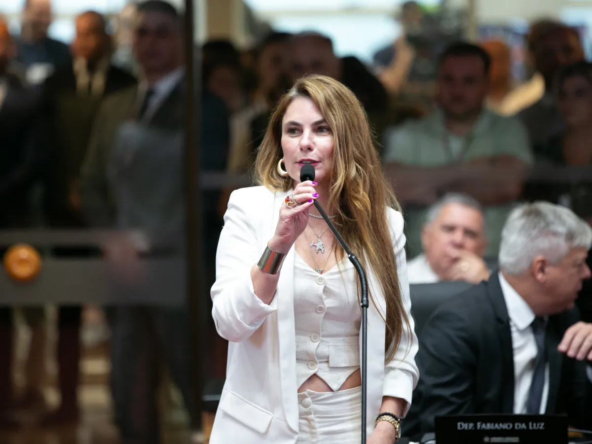 paulinha vota julio garcia para presidencia da alesc 