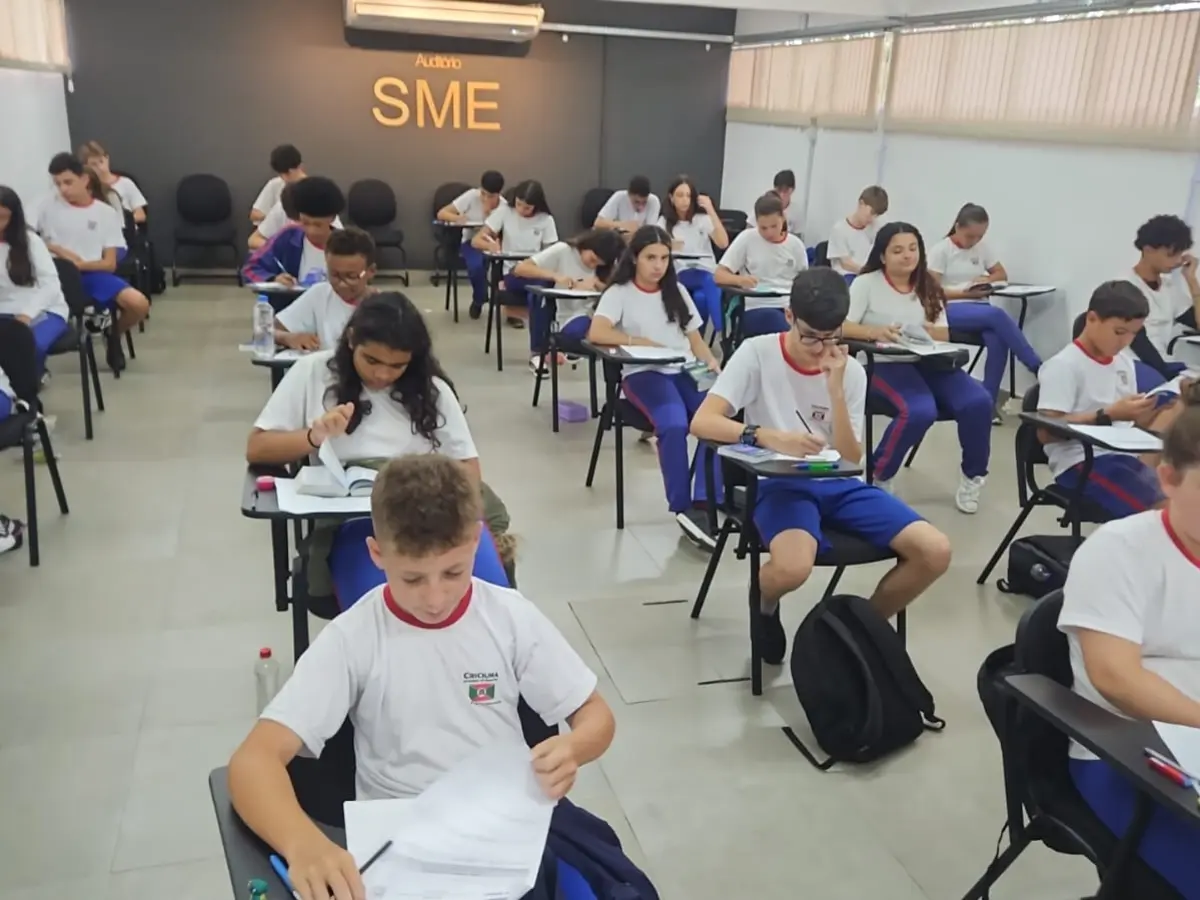 Alunos de Criciúma realizam prova seletiva para a Olimpíada Internacional de Matemática da Ásia 2025