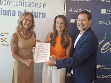 Um conjunto de reivindicações consideradas fundamentais para a economia e qualidade de vida de Balneário Camboriú foi entregue pelas diretorias da CDL BC e Sindilojas à prefeita Juliana Pavan na manhã desta terça-feira, 4 de fevereiro. O documento aborda temas como mobilidade urbana, estacionamento, segurança pública, plano diretor, infraestrutura urbana, turismo e cuidado com a saúde das praias e do meio ambiente. Durante a reunião, a presidente do Sindilojas, Rosimai Tomazoni, destacou a importância do comércio para a economia local. Em 2024, o setor representou um retorno de Imposto de Circulação de Mercadoria e Serviço (ICMS) para o município de R$ 106,8 milhões, uma média de R$ 8,9 milhões por mês. "O comércio atrai turistas, gera emprego e mantém vivas as avenidas da nossa cidade, completando as belezas da naturais da região", afirmou. Vilton Santos, presidente da CDL BC, também ressaltou a importância do setor para a economia do município e o desenvolvimento de ações coletivas em benefício da comunidade. Ele destacou como exemplo o concurso de decoração natalina promovido anualmente pela CDL e que é aberto a todas as empresas da cidade, como um incentivo para deixar a cidade ainda mais atraente no final do ano. Aberta ao diálogo A prefeita Juliana Pavan se mostrou aberta ao diálogo e disposta a ouvir as reivindicações das entidades. "Assumir a prefeitura é uma responsabilidade e também uma oportunidade de atender aquilo que movimenta a economia da cidade", declarou. Ela citou como exemplo de planos do Executivo um estudo para uma decoração natalina de maior impacto na cidade, com a promessa de que a programação de Natal comece mais cedo em 2025, por volta de 15 de novembro. Juliana também mencionou tratativas com a Celesc para definir a possibilidade de retirada da fiação aérea da Avenida Brasil, hoje um dos grandes atrativos comerciais de Balneário Camboriú. Para a CDL e o Sindilojas, a reunião entre a prefeita e as entidades do setor representa um passo importante para a busca de soluções nos desafios enfrentados pelo comércio de Balneário Camboriú. Com a apresentação das reivindicações, o setor espera que a prefeitura possa implementar ações que contribuam para o desenvolvimento econômico da cidade e para a melhoria da qualidade de vida da população. No encontro, o secretário municipal de Turismo, Evandro Neiva, também falou sobre projetos para o turismo local, e o presidente do Fecomércio SC, Hélio Dagnoni, apresentou a possibilidade da entidade trazer para Balneário Camboriú uma escola de qualificação de mão de obra com foco em setores como comércio, gastronomia e hotelaria, além da possibilidade da entidade construir uma creche na cidade. Para as duas propostas, no entanto, há necessidade de terrenos para a instalação dos empreendimentos.