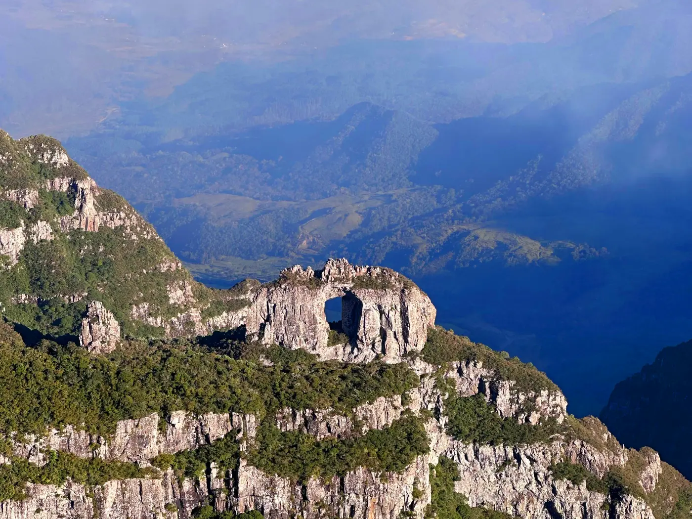 Turismo em Urubici: conheça as atrações turísticas da cidade mais acolhedora do Brasil turismo em urubici santa catarina sc atrações turísticas destinos pontos turísticos 01 morro da igreja e pedra furada foto francine canto