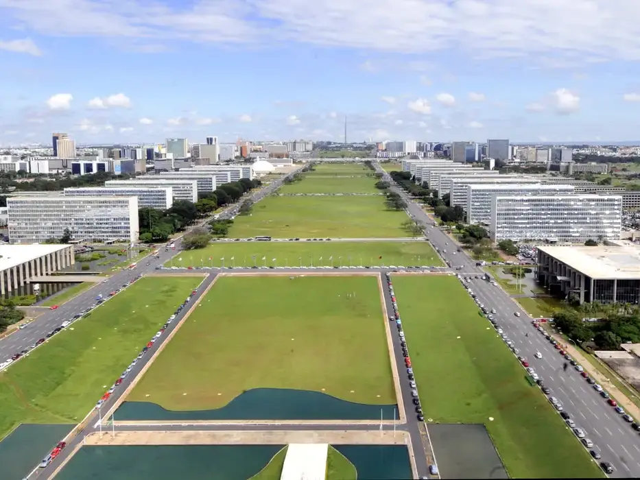 Presença feminina no serviço público federal alcança 45% em 2025