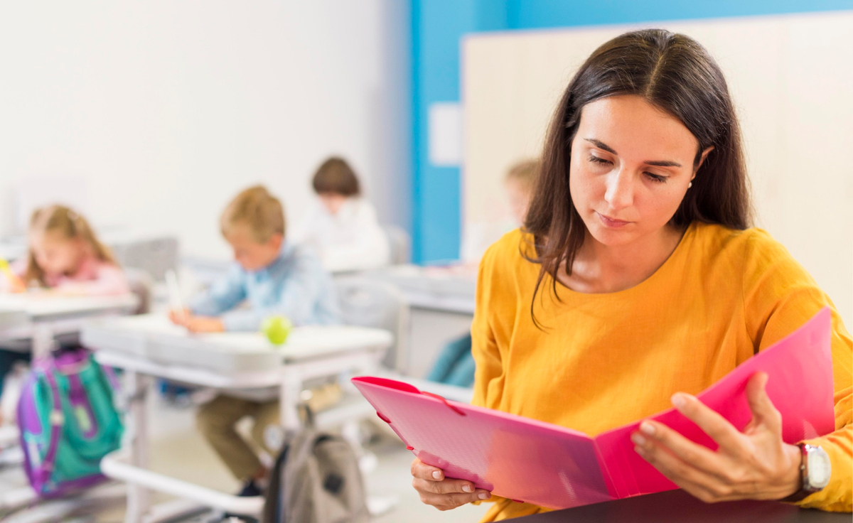 Mulheres predominam nas escolas, mas desafios persistem