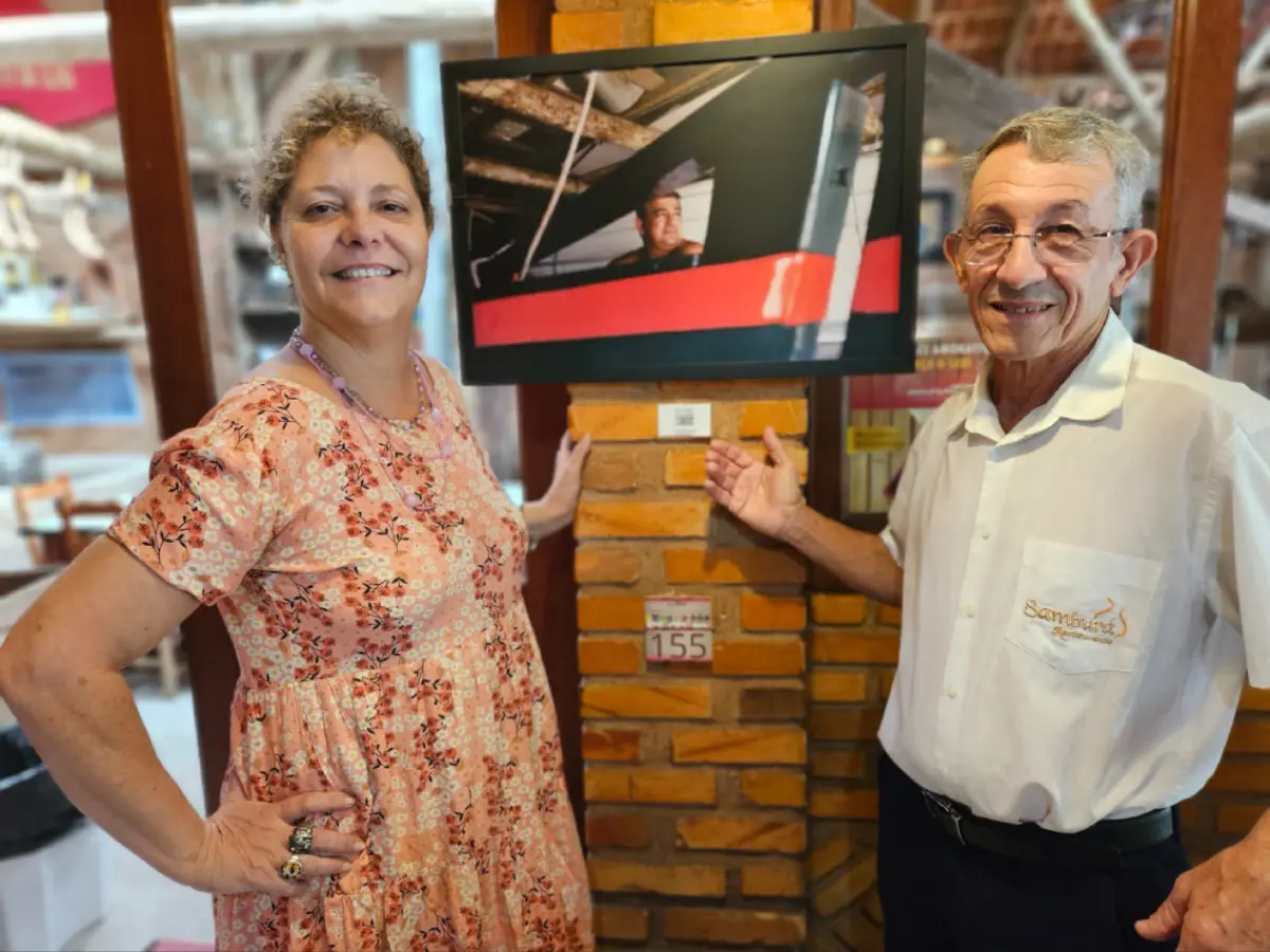 Exposição fotográfica em Florianópolis retrata a beleza das baleeiras, embarcações tradicionais do litoral catarinense