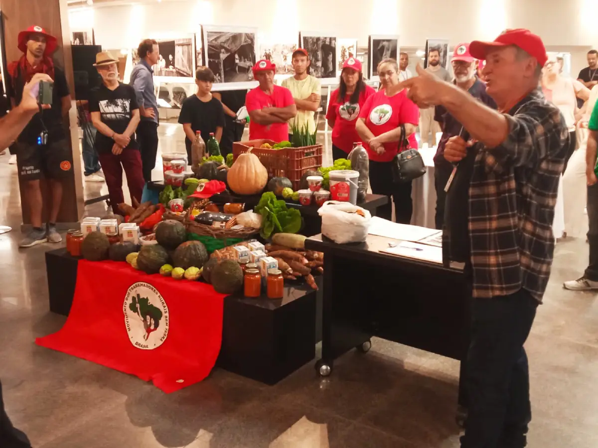 Fotos sobre acampamento do MST em SC estão em exposição na Alesc