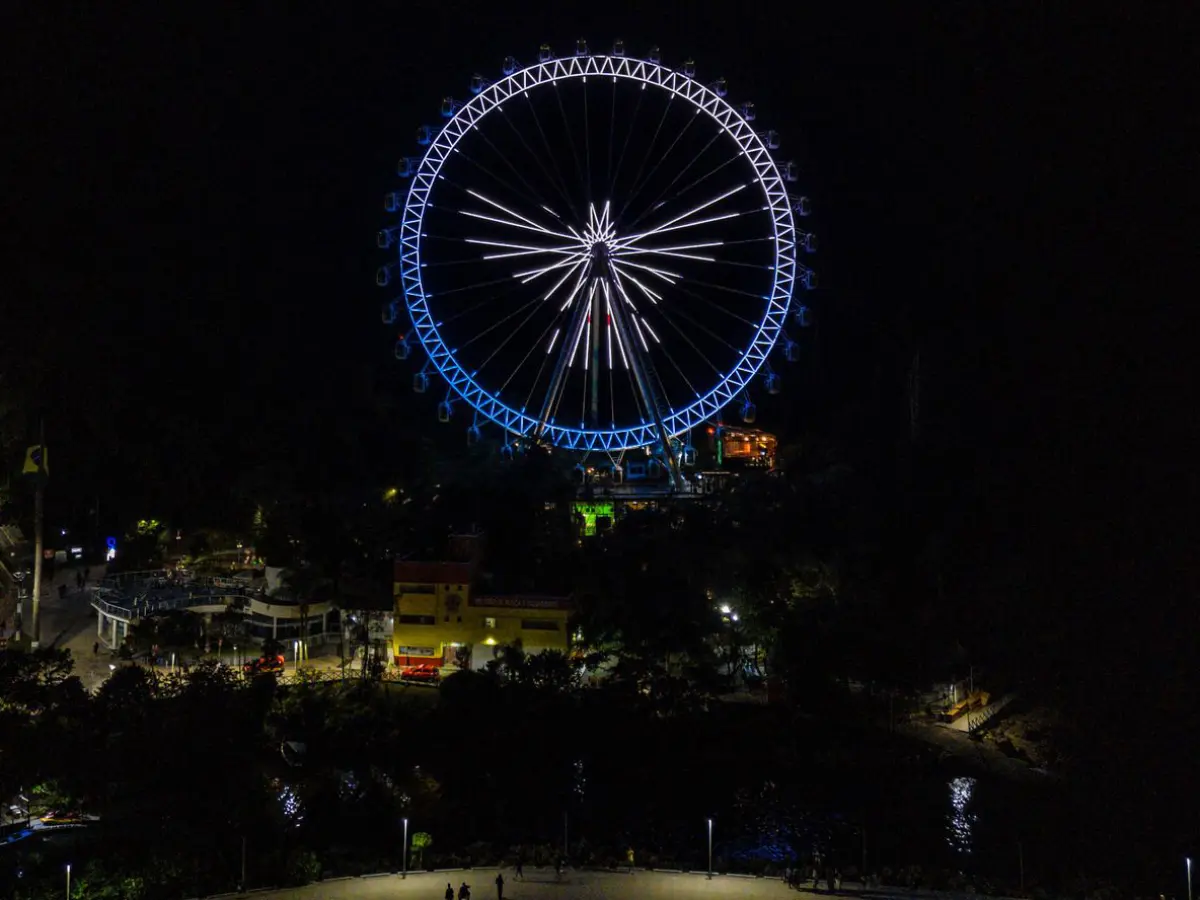 Roda-gigante de Balneário Camboriú presta emocionante homenagem ao Papa Francisco