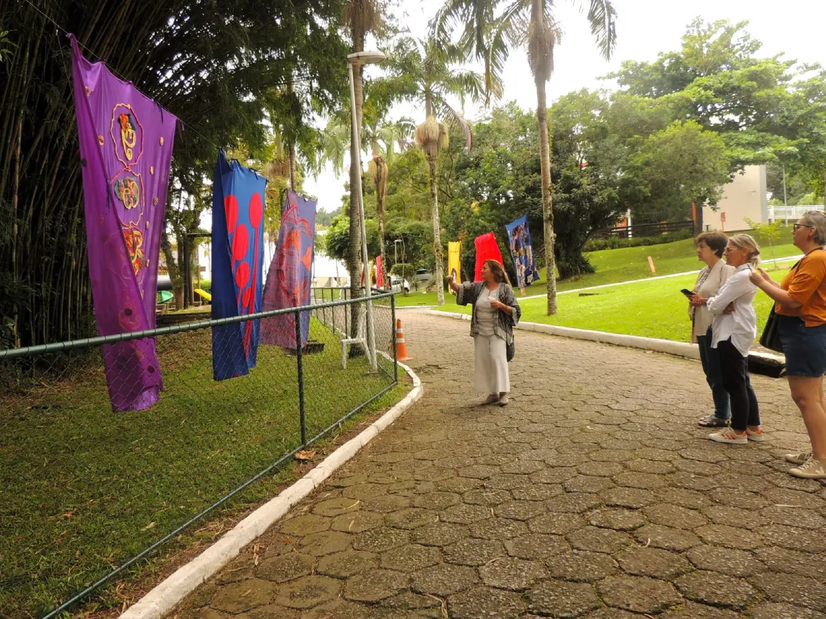 Las Balconadas: Instalação de arte têxtil transforma o Passeio Primavera em galeria a céu aberto