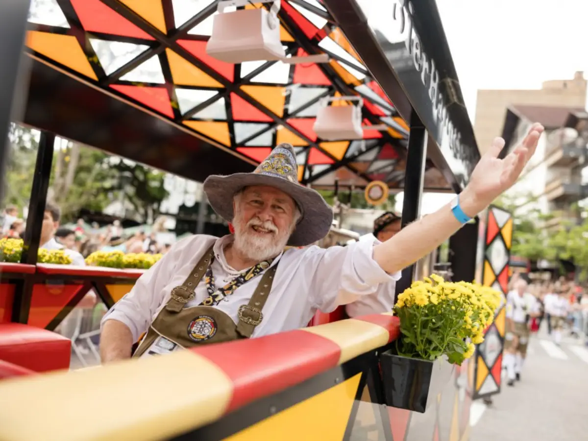 Prefeitura de Blumenau lança edital para nova atração dos desfiles da Oktoberfest 2025