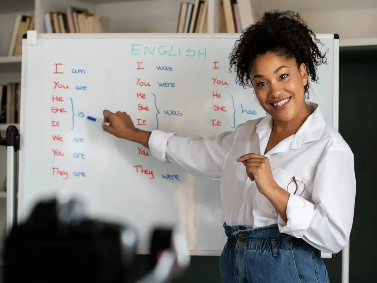 Secretaria de Educação tem vagas para cursos profissionalizantes de Inglês e Libras