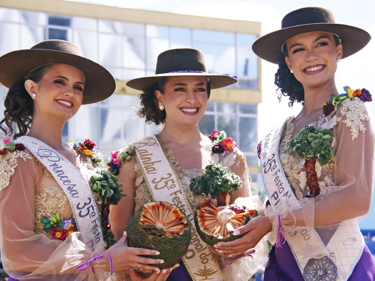 Rainha e princesas da Festa do Pinhão encantam com trajes inéditos e chapéus ao invés de coroas - Turismo em Lages: o que fazer ao visitar a cidade