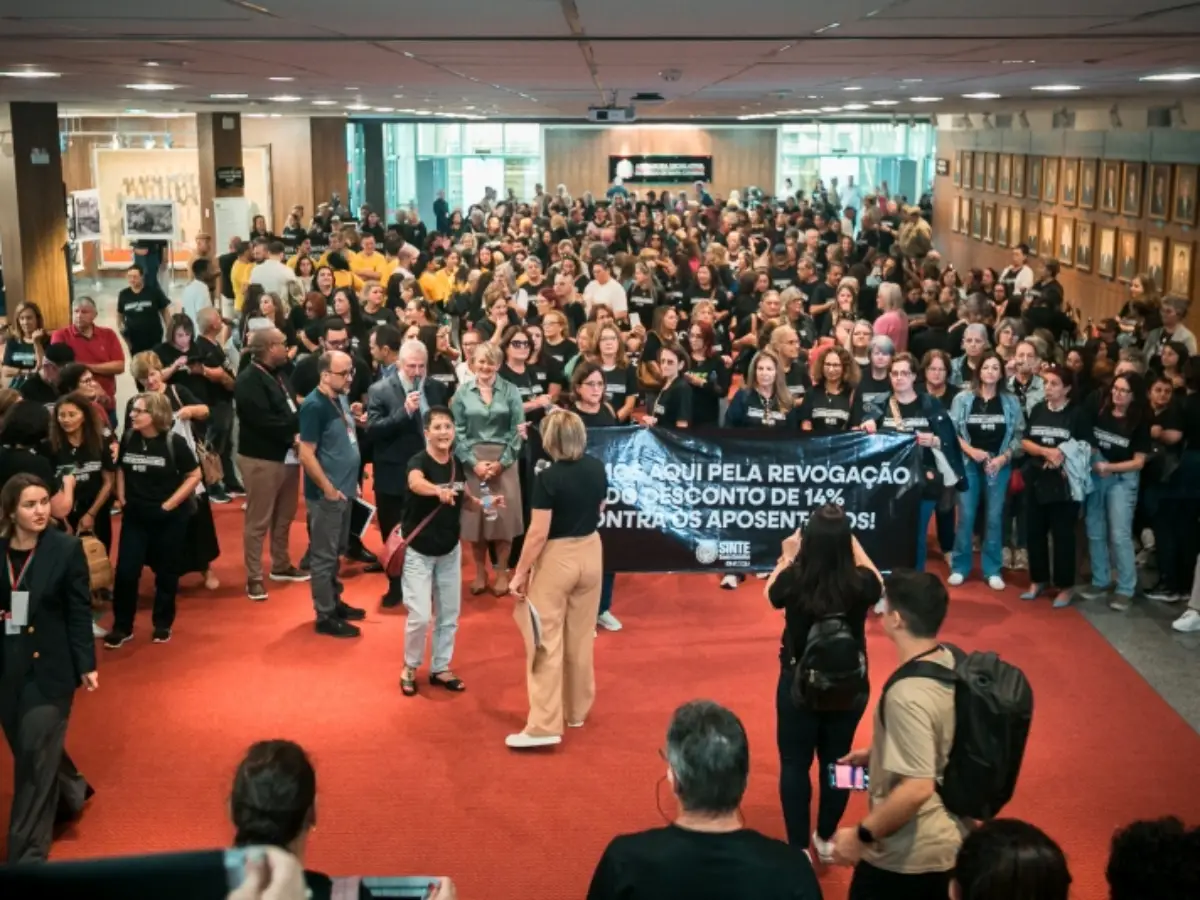 Em ato na Alesc, Sinte pede revogação de alíquota de 14% para aposentados